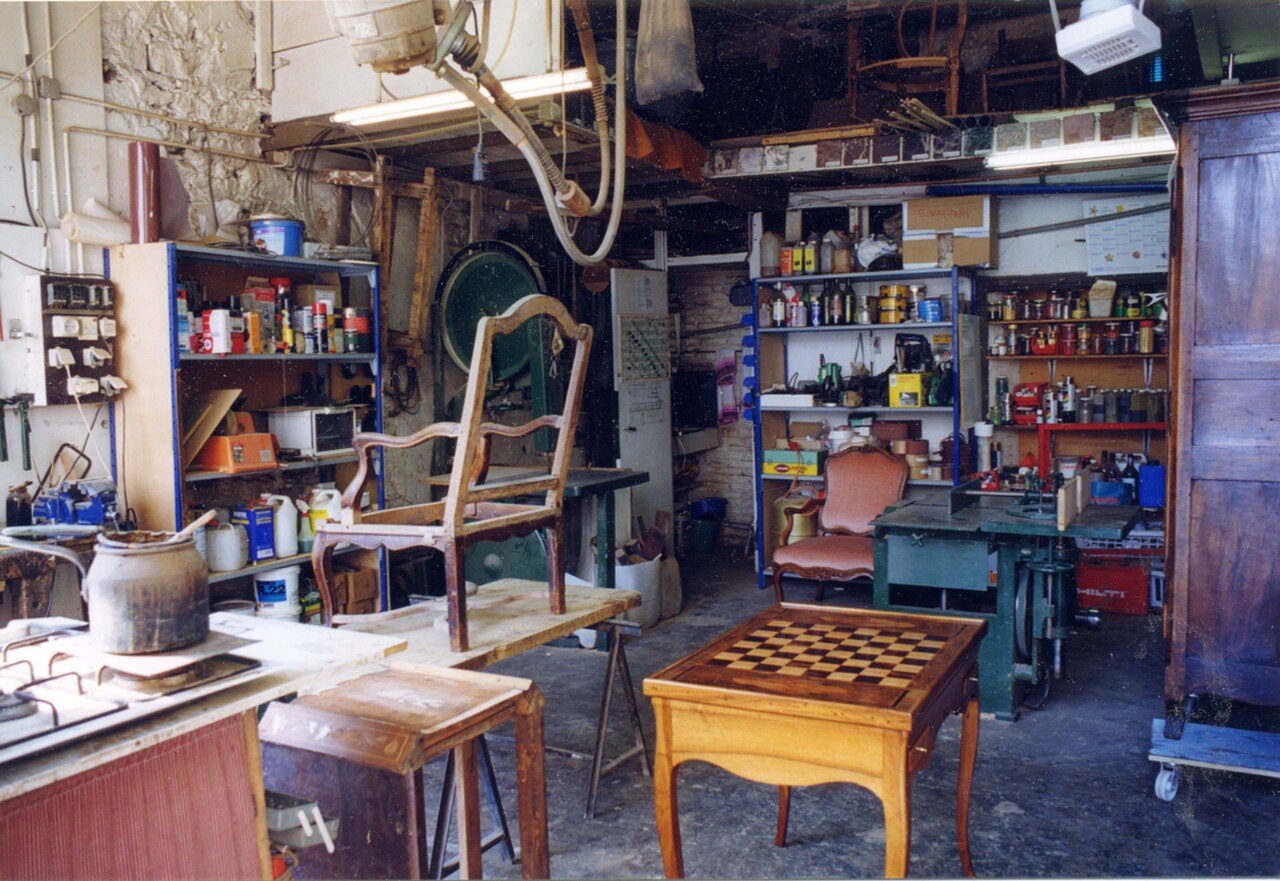 Atelier artisanal français, sol minéral et établi