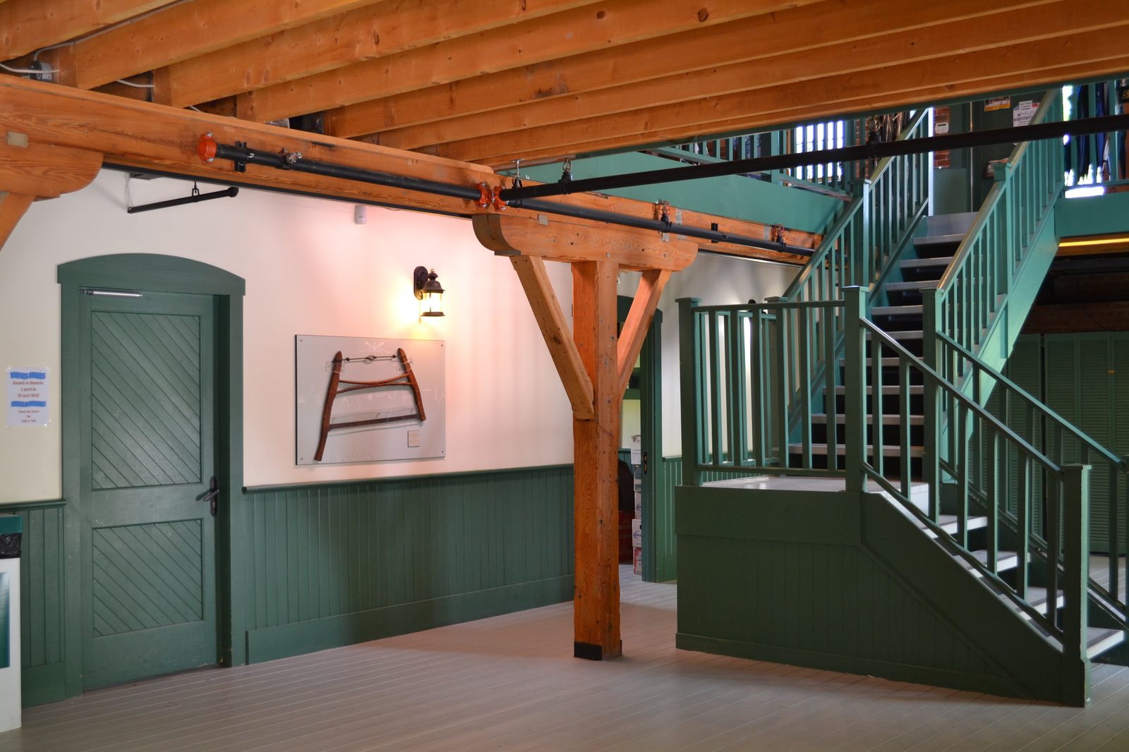Intérieur d’atelier avec plancher et structure bois apparente
