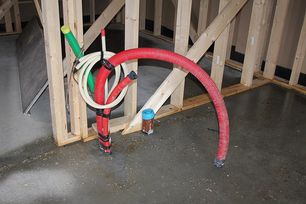 Dalle béton percée de gaines techniques avant cloisons
